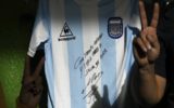 مارادونا با دست‌خط خود روی پیراهن آلبی‌سلسته به جنگ کرونا رفت